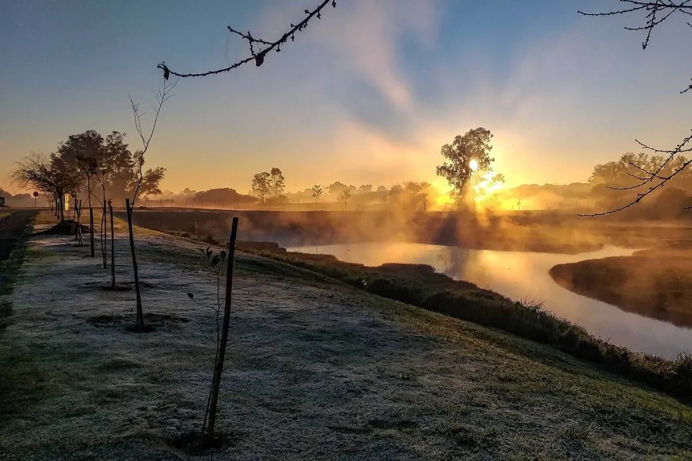 Frente fria traz virada no Sul e em parte do Sudeste; fim de semana tem chuva no ES e calor no Centro-Oeste