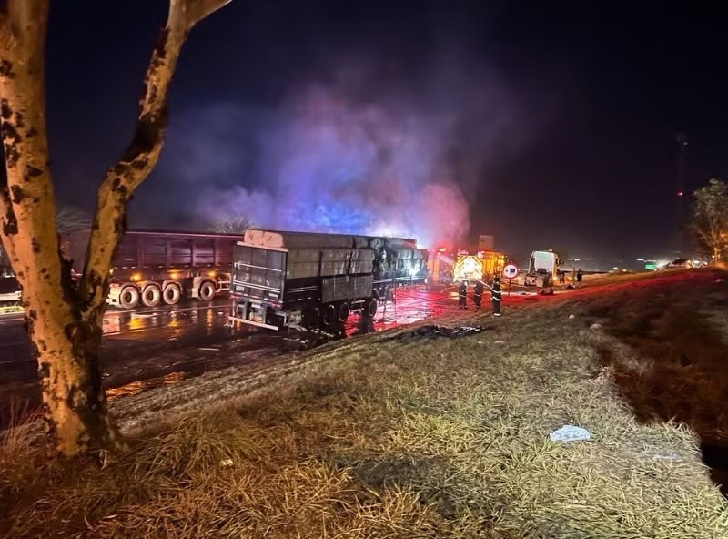 Incêndio em caminhão com algodão interdita rodovia em Rio Preto