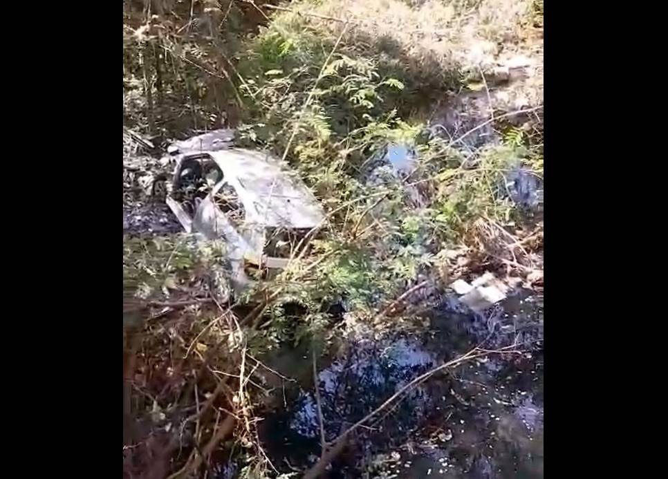 Carro despenca em ribanceira no Jardim do Bosque, em Jales, e fica destruído