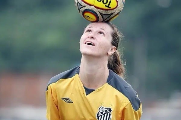 Suzana Agostini morre aos 43 anos: artilheira histórica do Santos FC lutava contra câncer no útero