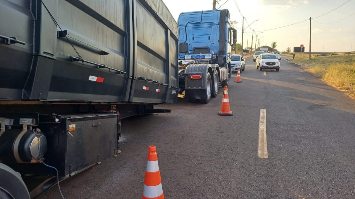 Bitrem perde carretas em acidente na Avenida Luiz Brambatti