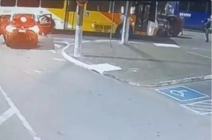 Perseguição, acidente, capotamento e tiros: vídeo mostra execução