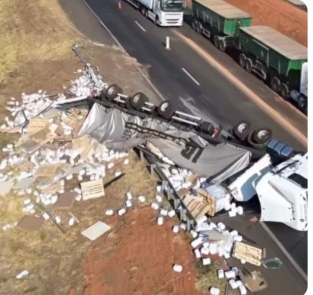 Carreta tomba e interdita parcialmente rodovia em Mirassol