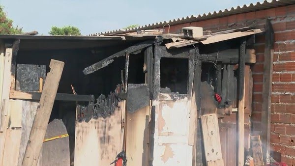 ‘Ninguém sabia que tinha criança’, diz vizinho de barraco destruído por incêndio; três irmãos morreram