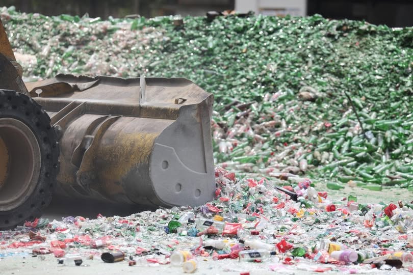 Entenda como a destruição de garrafas auxilia no combate à adulteração de bebidas alcóolicas