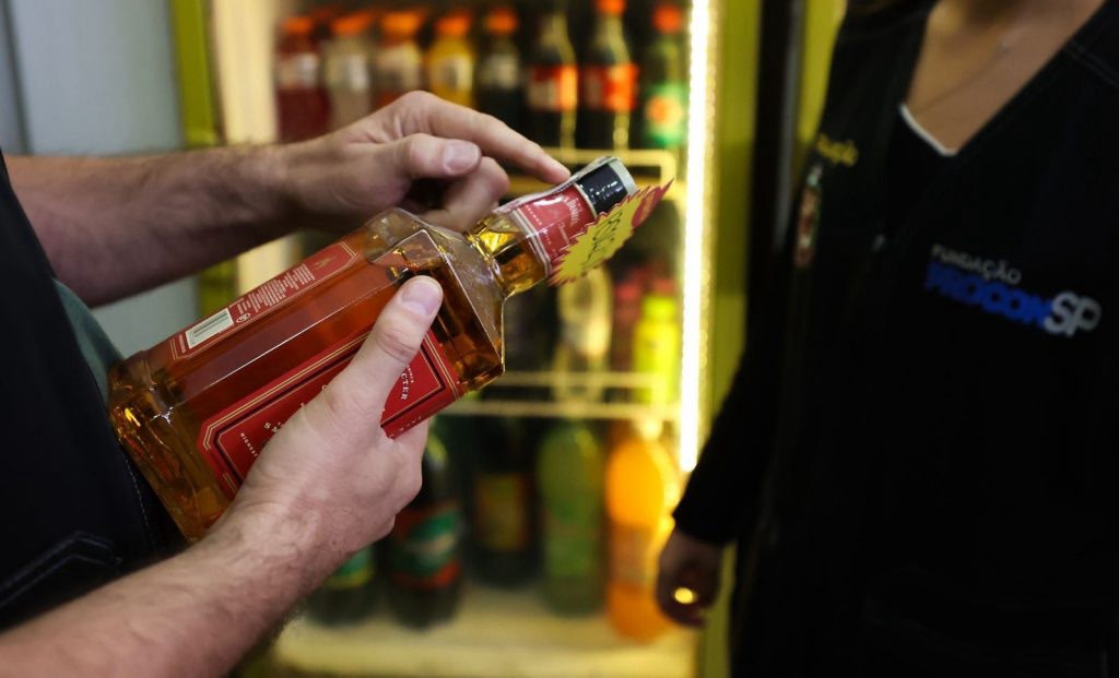 Governo de SP interdita 9 estabelecimentos, apreende mais de mil garrafas e confirma 11 casos de intoxicação por metanol