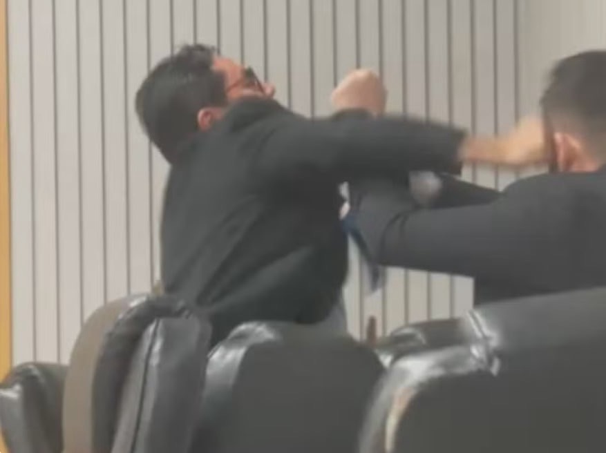 Vereadores trocam socos e empurrões durante sessão em câmara&nbsp;