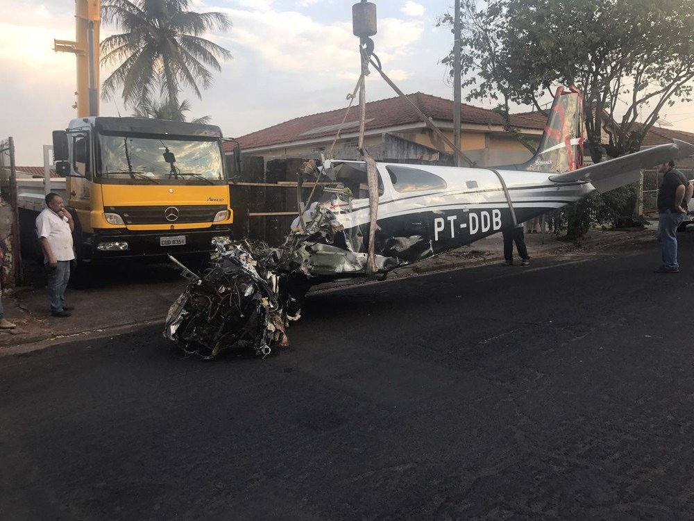 Queda de avião em quintal de casa causou 3 mortes em Rio Preto há 8 anos; relembre o acidente