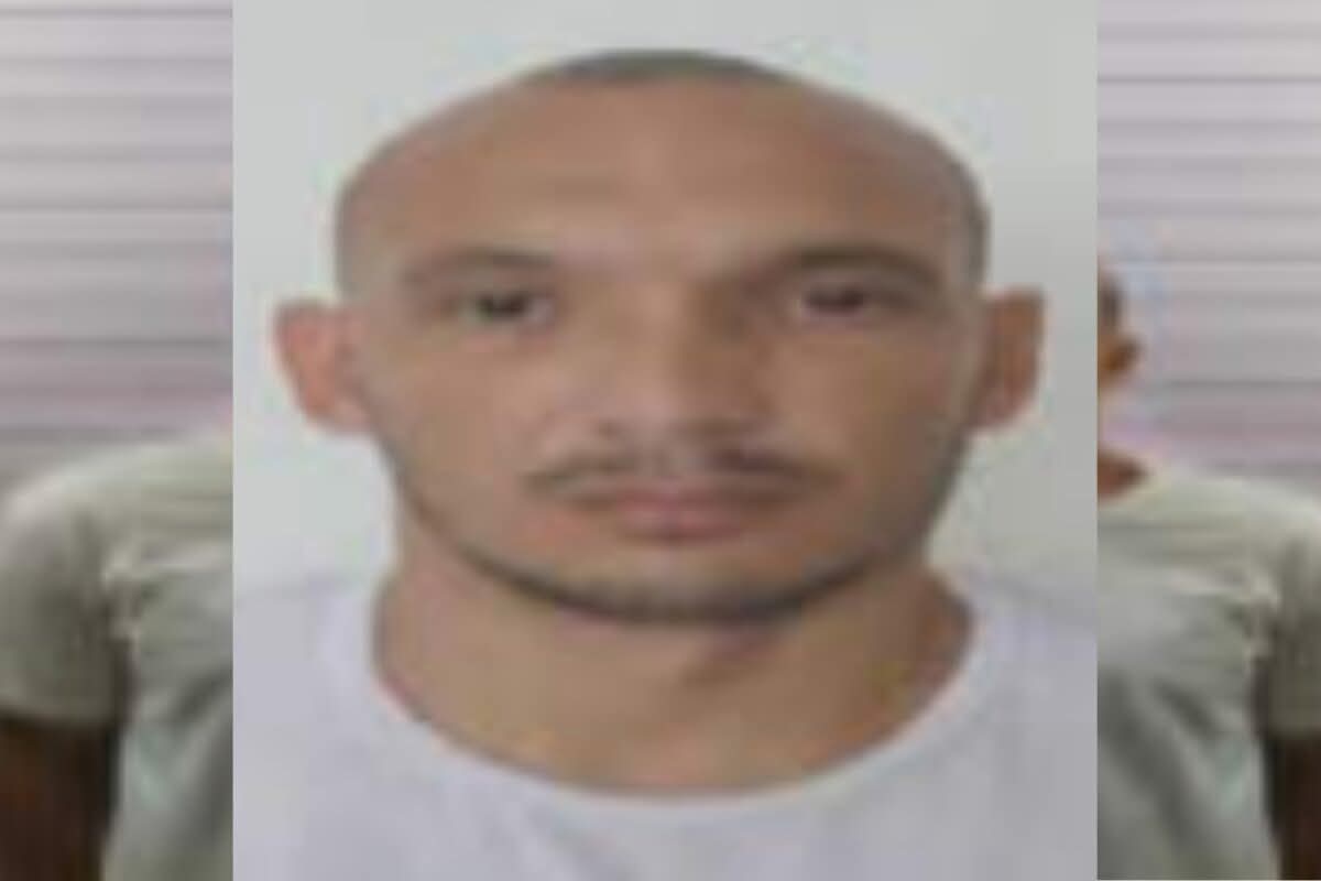 Presos abrem barriga de detento morto e picham parede com sangue