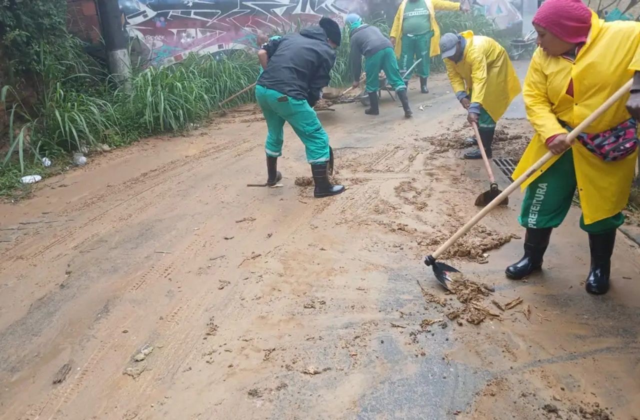 Rio segue em estágio 2 de atenção após chuvas fortes; Petrópolis tem aulas suspensas