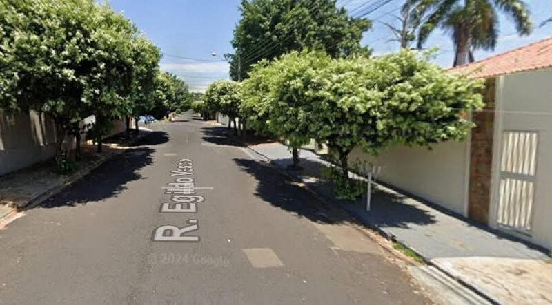 Homem com medo de traficantes é detido após invadir casa e se esconder em carro