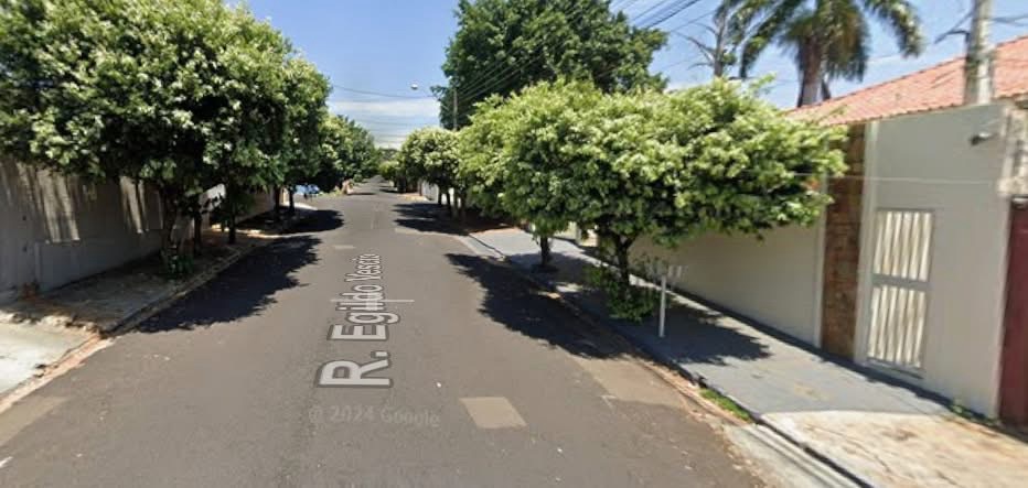 Homem com medo de traficantes é detido após invadir casa e se esconder em carro