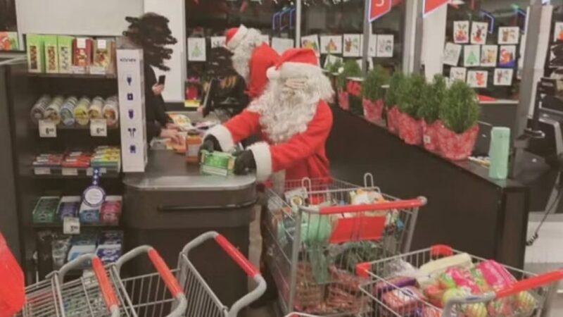 Gangue de elfos comandada por três Papais Noéis assalta supermercado