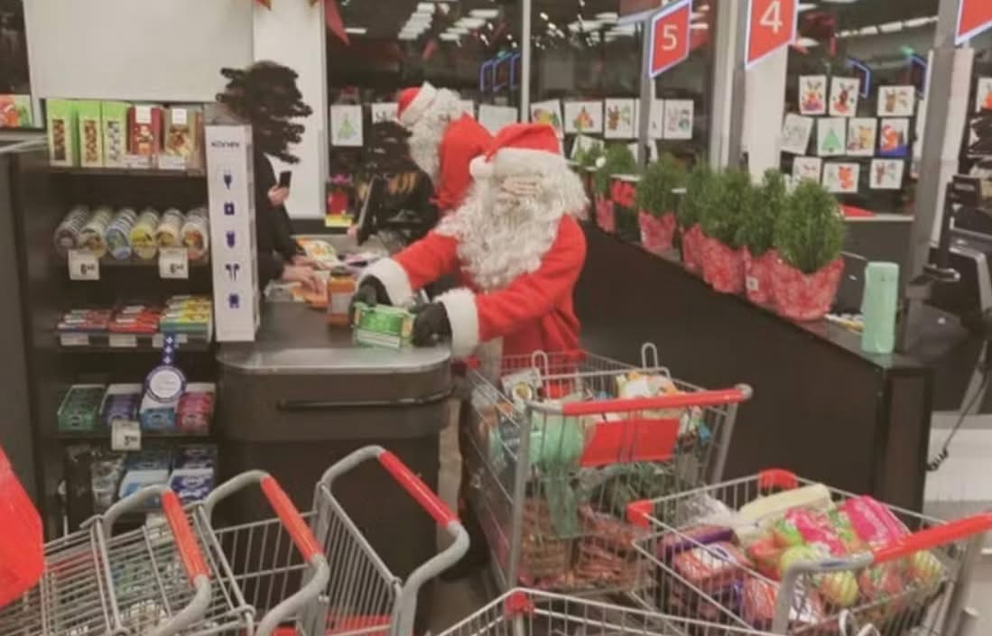 Gangue de elfos comandada por três Papais Noéis assalta supermercado