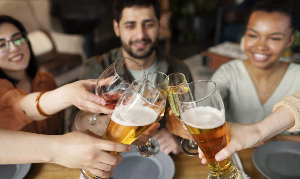 Happy hours de fim de ano exigem cuidados com a alimentação; veja dicas