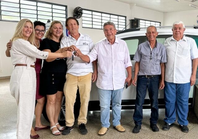 Rose Seba e deputado Carlão Pignatari entregam veículo 0km à Associação Antialcoólica