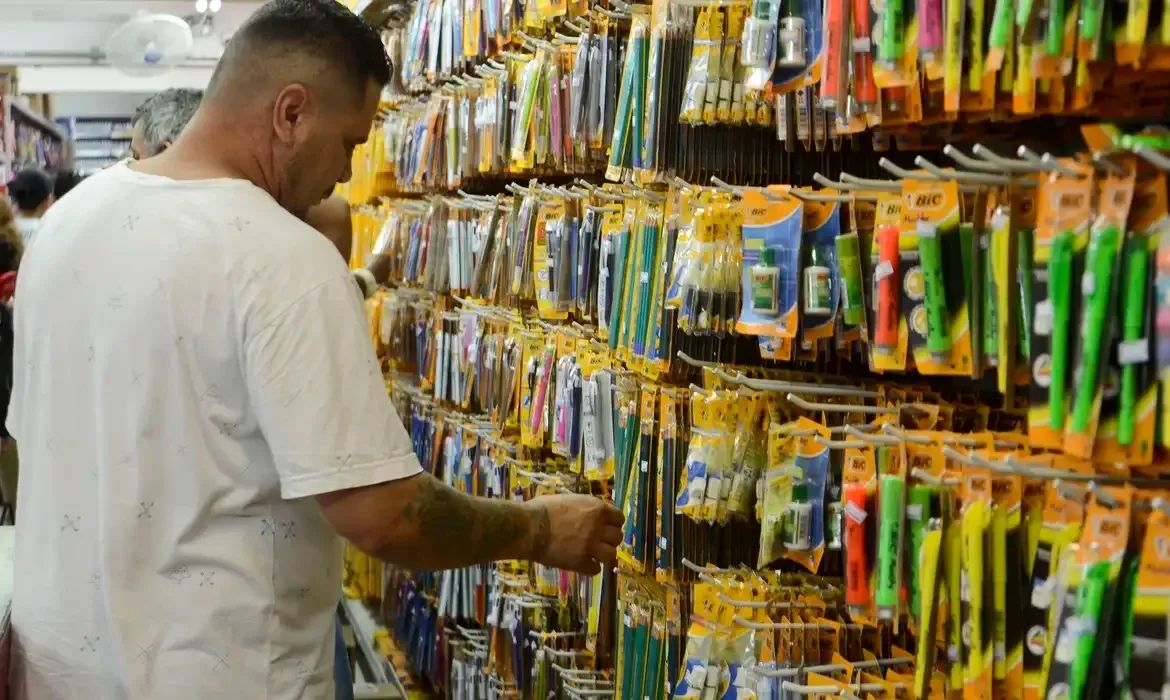 Preço de material escolar pode variar até 276% entre papelarias