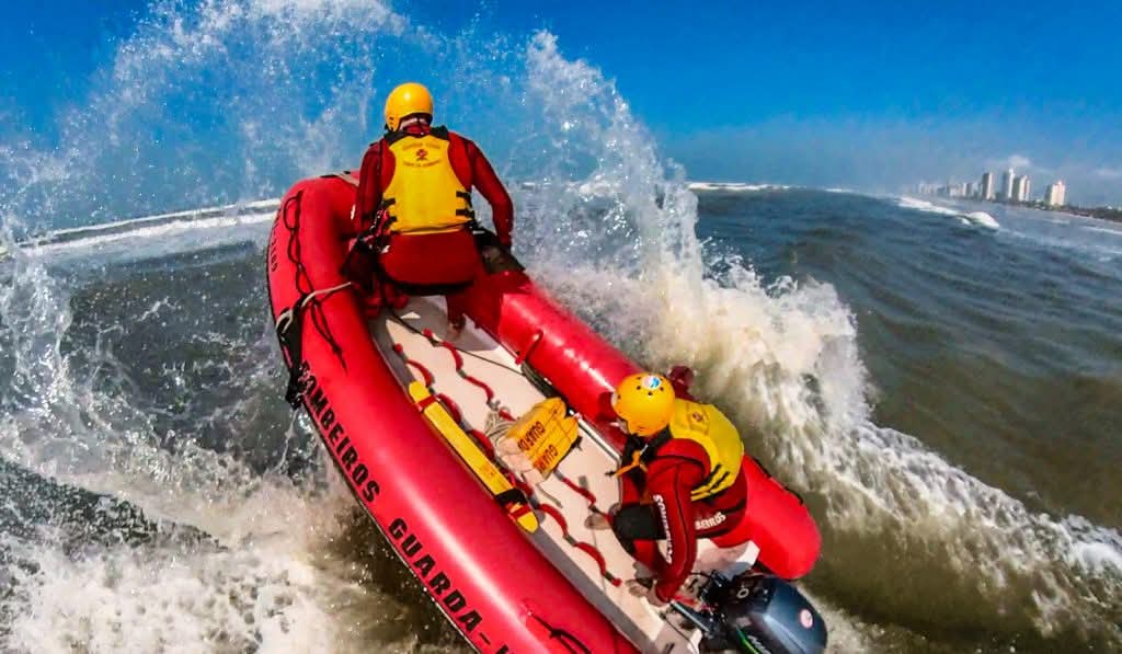 Bombeiros salvam mais de 1,1 mil pessoas no litoral de SP durante período de festas