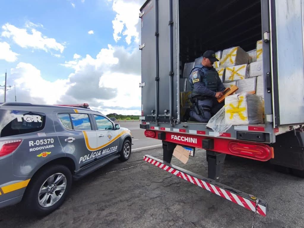 Polícia de SP encontra quase 1 tonelada de maconha escondida em carga de óleo