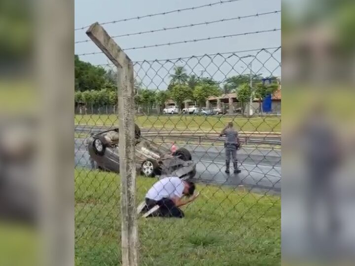 Adolescente é filmado ajoelhado em oração pela mãe após carro capotar em rodovia: ‘Livramento’, diz mulher