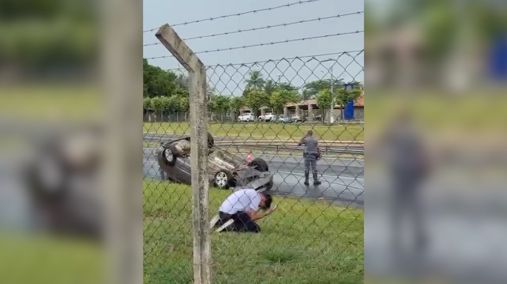 Adolescente é filmado ajoelhado em oração pela mãe após carro capotar em rodovia: ‘Livramento’, diz mulher